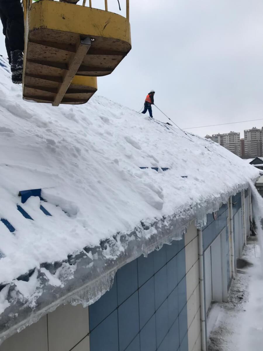 Очистка крыш от наледи и снега фото