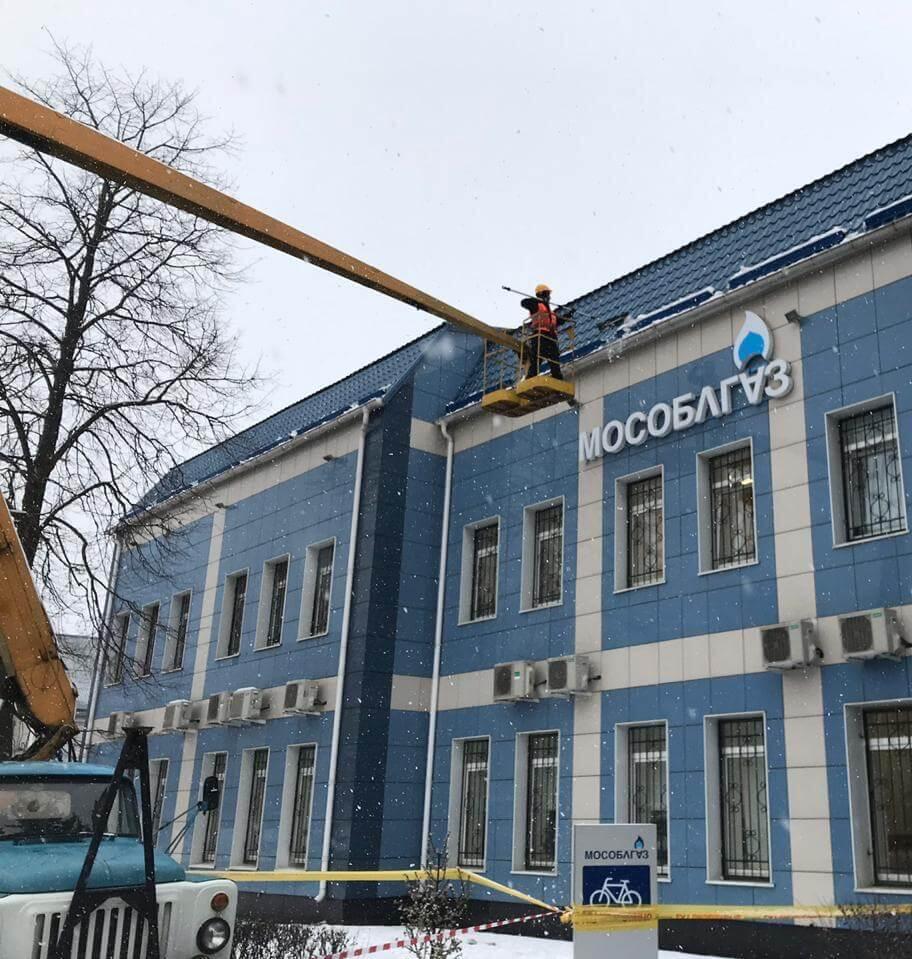 Очистка крыш от наледи и снега фото